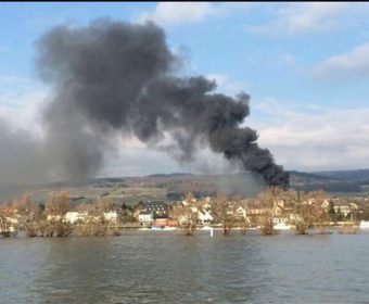 Auch von der anderen Rheinseite war der Brand deutlich sichtbar