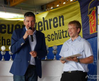 Torsten Sterzel erhält von Bürgermeister Heil ein Präsent