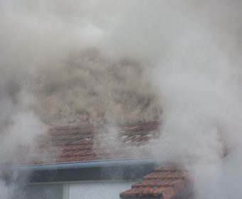 Rauchentwicklung aus dem Dach